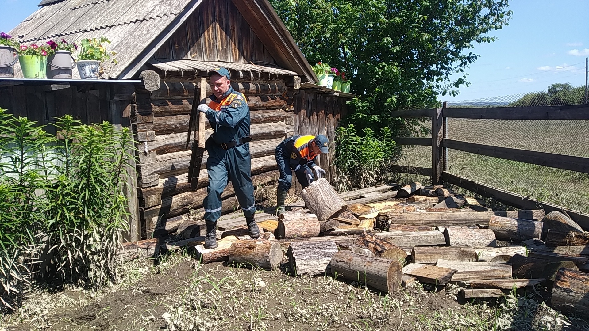 В селах Шимановского района пожарные и спасатели помогают жителям вернуться  к обычной жизни (ФОТО, ВИДЕО) - Новости - Главное управление МЧС России по  Амурской области