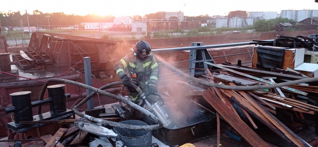 Горит краник. Пожар. Пожар в Благовещенске. Пожар 21.07.2021. Пожар в мастерской.