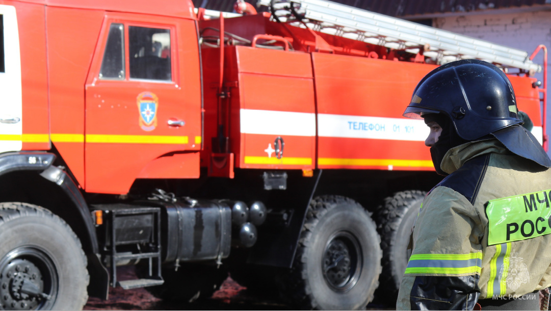 В Шимановске пожарные ликвидировали возгорание гаража