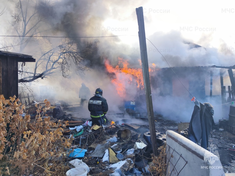 Пожар в частном жилом доме в Благовещенске унес жизни троих людей (ФОТО, ВИДЕО)