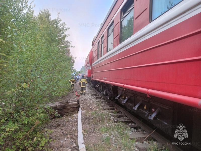 В Тынде огнеборцы ликвидируют возгорание шпалы