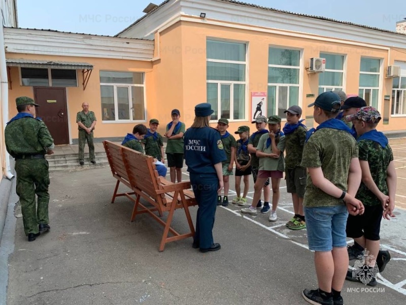 В пришкольных лагерях прошли занятия по пожарной безопасности