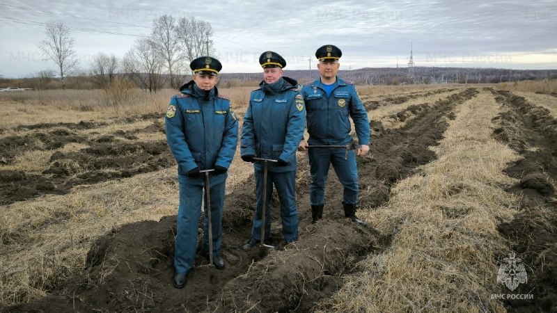 Сотрудники ГУ МЧС России по Амурской области приняли участие в акции «Сад памяти»